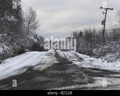 Quebec, Canada. Coperta di neve copuntry road Foto Stock