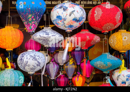 Lanterne dipinte tradizionali in vendita nel centro storico di Hoi An, Vietnam, Asia Foto Stock