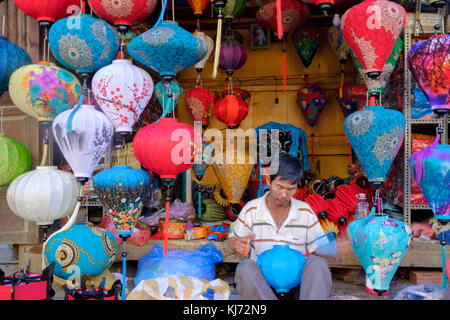 Lanterne dipinte tradizionali in vendita nel centro storico di Hoi An, Vietnam, Asia Foto Stock