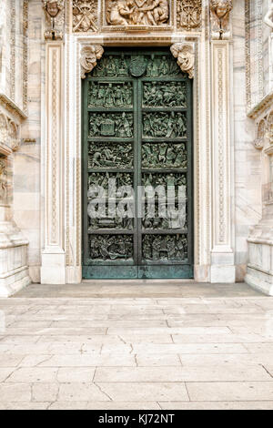 Porta laterale del Duomo di Milano. Milano, Provincia di Milano, Italia. Foto Stock