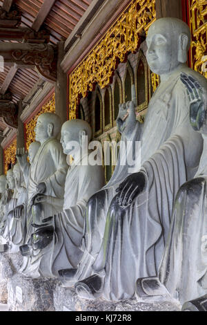 Vietnam, Ninh Binh, Tempio Bai Dinh. Corridoio dei Cinquecento cappelli, statue di devoti buddisti storici. Foto Stock