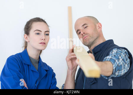 Donna falegname apprendista durante la sua formazione Foto Stock