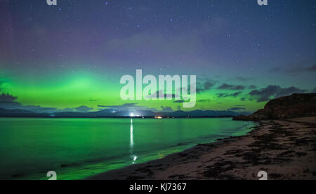 Northern Lights Visualizzati a Ganavan Sands vicino a Oban sulla costa ovest della Scozia nel novembre 2017 Foto Stock