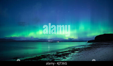 Northern Lights Visualizzati a Ganavan Sands vicino a Oban sulla costa ovest della Scozia nel novembre 2017 Foto Stock