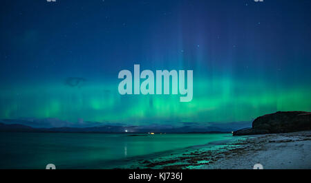 Northern Lights Visualizzati a Ganavan Sands vicino a Oban sulla costa ovest della Scozia nel novembre 2017 Foto Stock