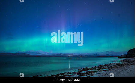 Northern Lights Visualizzati a Ganavan Sands vicino a Oban sulla costa ovest della Scozia nel novembre 2017 Foto Stock