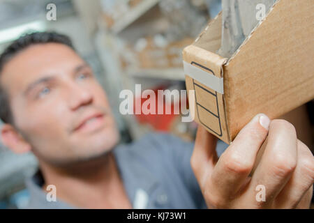 Uomo con una scatola Foto Stock