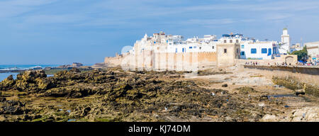 Essaouira, Marocco - 15 Settembre 2013: la storica città vecchia di Essaouira con mura, turisti e oceano Atlantico Foto Stock