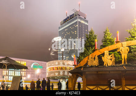 Vista su Alexanderplatz di Berlino di notte con il mondo time clock (Weltzeituhr) e il Park Inn Hotel e il Kaufhaus Galeria, Berlino, Germania Foto Stock