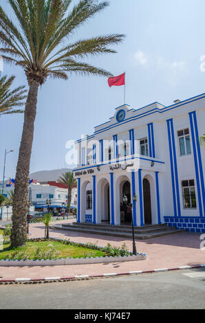 Sidi Ifni, Marocco - 20 Settembre 2013: bella blu e bianco lavato Hotel de Ville alla rotonda in centro città Foto Stock