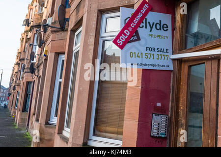 Venduto segno fuori casa appartamento in affitto nel quartiere Govanhill di Glasgow, Scozia, Regno Unito Foto Stock