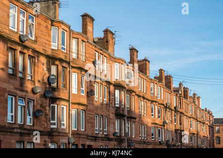 Vista del tipico edificio di appartamenti in pietra arenaria rossa nel quartiere Govanhill di Glasgow, Scozia, Regno Unito Foto Stock