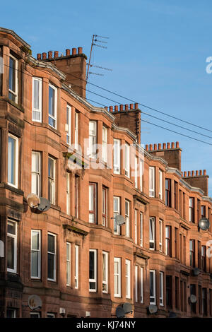 Vista del tipico edificio di appartamenti in pietra arenaria rossa nel quartiere Govanhill di Glasgow, Scozia, Regno Unito Foto Stock