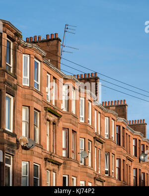 Vista del tipico edificio di appartamenti in pietra arenaria rossa nel quartiere Govanhill di Glasgow, Scozia, Regno Unito Foto Stock