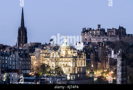 Vista da Calton Hill di bank of Scotland hq edificio (al centro), con il castello di Edimburgo in distanza. Edimburgo, Scozia. Regno Unito Foto Stock