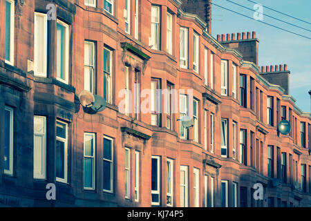 Vista del tipico edificio di appartamenti in pietra arenaria rossa nel quartiere Govanhill di Glasgow, Scozia, Regno Unito Foto Stock