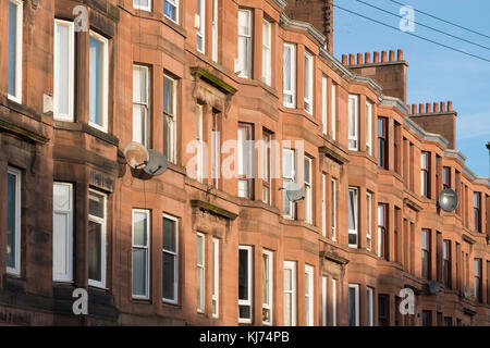 Vista del tipico edificio di appartamenti in pietra arenaria rossa nel quartiere Govanhill di Glasgow, Scozia, Regno Unito Foto Stock