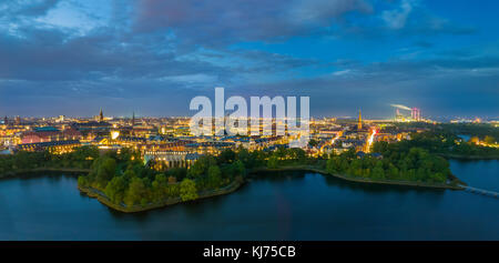 Città mozzafiato luci, ampio panorama di Copenaghen di notte Foto Stock