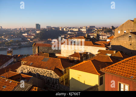 Tetti e facciate di case nel centro storico di Porto, Portogallo. Foto Stock