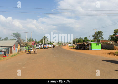 Una piccola città con la strada principale che corre attraverso di esso, Kenya, Africa orientale Foto Stock