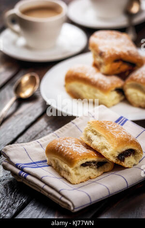 Ceca tradizionale ciambelle con marmellata di prugne e caffè nero sulla tavola di legno Foto Stock