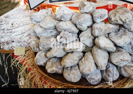 Gruppo di salsiccia secca impilati sul mercato Foto Stock