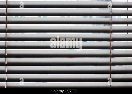 Frammento di La bianca veneziane con la corda di sollevamento e rotazione di asta di comando manuale su un primo piano Foto Stock