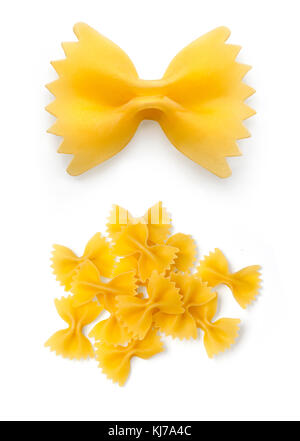 Solo il filtro bow tie pasta isolato su sfondo bianco con tracciato di ritaglio Foto Stock