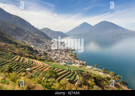 Vista sul Lago di Atitlán e sul villaggio di San Antonio Palopó | Panajachel | Guatemala Foto Stock