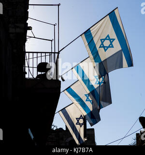 Basso angolo vista delle bandiere israeliane su edificio nella città vecchia di Gerusalemme, Israele Foto Stock