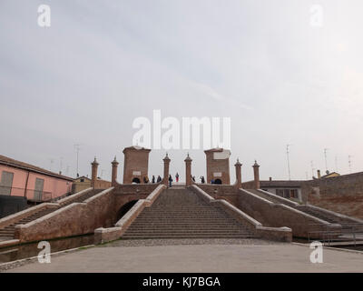 Comacchio, Fe, Italia - 4 novembre 2017: il ponte dei Trepponti o ponte pallotta, vista prospettica del famoso ponte sopra il canale che attraversa il Foto Stock