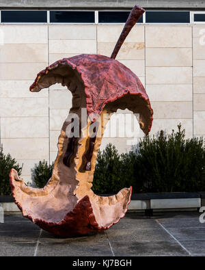 Apple Core scultura di Claes Oldenburg e Coosje van Bruggen, Museo di Israele, a Gerusalemme, Israele Foto Stock