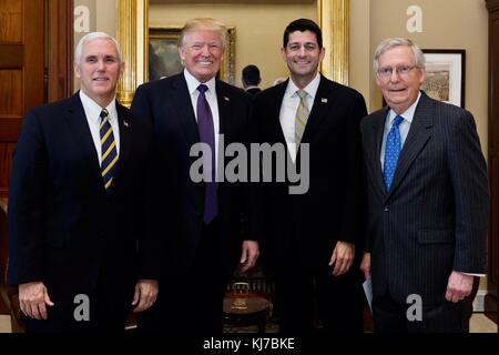 Il presidente degli Stati Uniti Donald Trump, seconda sinistra, posa con il vicepresidente Mike Pence, a sinistra, il presidente della camera Paul Ryan e il leader della maggioranza del Senato Mitch McConnell, a destra, durante un incontro con i membri repubblicani del Congresso sugli sforzi di riforma fiscale a Capitol Hill il 17 novembre 2017 a Washington, D.C. Foto Stock