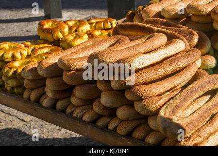 Pane tradizionale per la vendita nel mercato di strada, Gerusalemme, Israele Foto Stock