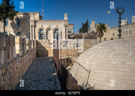 Vista della parete promenade che circonda la città vecchia a Damasco Gate, Gerusalemme, Israele Foto Stock