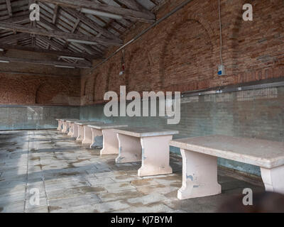 Comacchio, Fe, Italia - 4 novembre 2017: vista prospettica dell'interno del vecchio comacchio mercato del pesce. Foto Stock