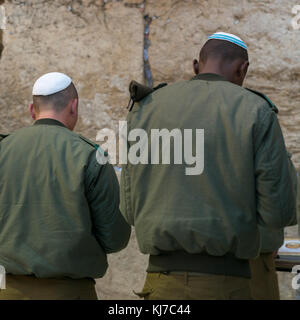 Due soldati dell'esercito che pregano al Muro Occidentale, la Città Vecchia, Gerusalemme, Israele Foto Stock