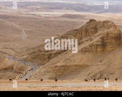 Autostrada che passa attraverso un deserto, Scorpions Ascent, Arava Valley, deserto di Negev, Israele Foto Stock