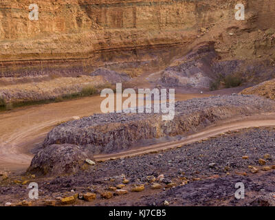 Formazioni rocciose nel deserto, Makhtesh Ramon, deserto di Negev, Israele Foto Stock