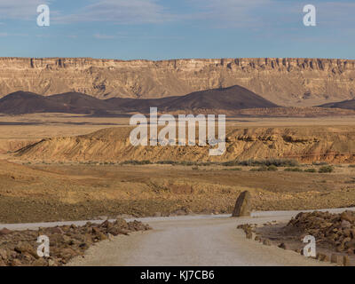 Strada che passa attraverso il deserto, Makhtesh Ramon, deserto di Negev, Israele Foto Stock