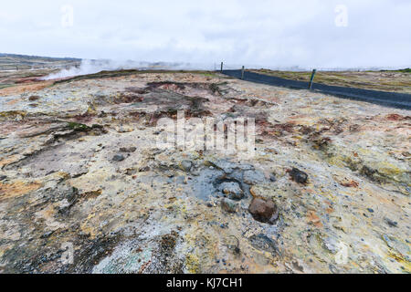 Attiva zona vulcanica a gunnuhver area geotermale con acqua bollente e vapore emergenti alla penisola di Reykjanes, Islanda Foto Stock
