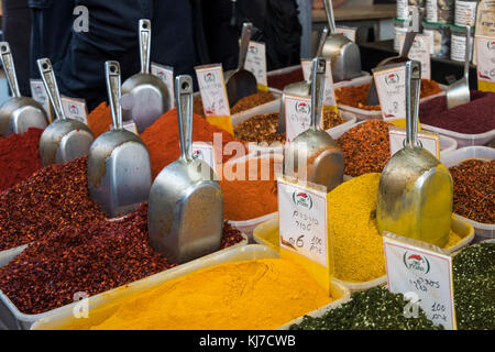 Varietà di spezie per la vendita al mercato in stallo, mercato Carmel, tel aviv, Israele Foto Stock