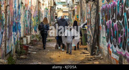 Famiglia a piedi in strada, florentin, tel aviv, Israele Foto Stock