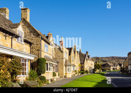 Tradizionale Cotswold cottage di calcare nel grazioso villaggio di Cotswolds scena di strada. Broadway, Worcestershire, Cotswolds, Inghilterra, Regno Unito, Gran Bretagna Foto Stock