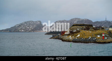 Vista panoramica del mare con la montagna in background, bodo, Nordland, Norvegia Foto Stock