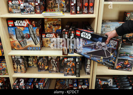 La mano di un bambino la selezione di lego star wars box in un negozio di giocattoli Foto Stock