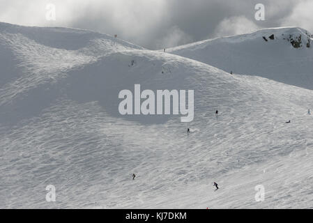 Gli sciatori sulla montagna innevata,whistler,British Columbia, Canada Foto Stock