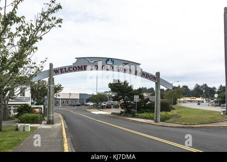 Bandon,Oregon,Stati Uniti d'America - 7 giugno 2017 : il segnale di benvenuto alla città vecchia bandon Foto Stock