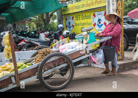 Vientiane, Laos - 21 Novembre 2017: le persone che lavorano nelle strade di Vientiane, Laos. Foto Stock