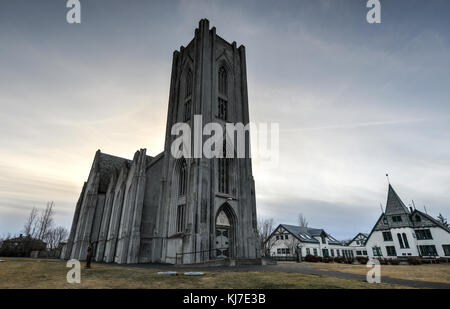 Cattedrale landakotskirkja (la chiesa landakot) formalmente nominato basilica krists konungs (basilica di Cristo Re). landmark di Reykjavik in ghiaccio Foto Stock